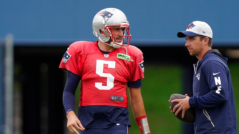 New England Patriots quarterback Brian Hoyer (5) warms up during an NFL football practice,...